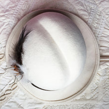 Load image into Gallery viewer, Cream felt feathered hat