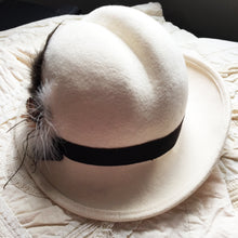 Load image into Gallery viewer, Cream felt feathered hat