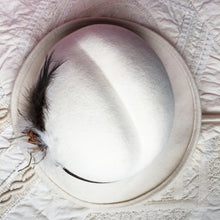 Load image into Gallery viewer, Cream felt feathered hat
